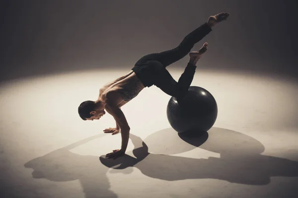 Jonge Man Danser Maken Van Oefeningen Poseren Met Yoga Bal — Stockfoto