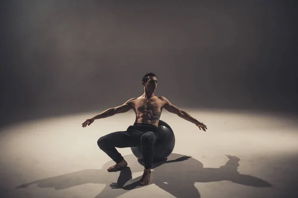 Jonge Man Danser Maken Van Oefeningen Poseren Met Yoga Bal — Stockfoto