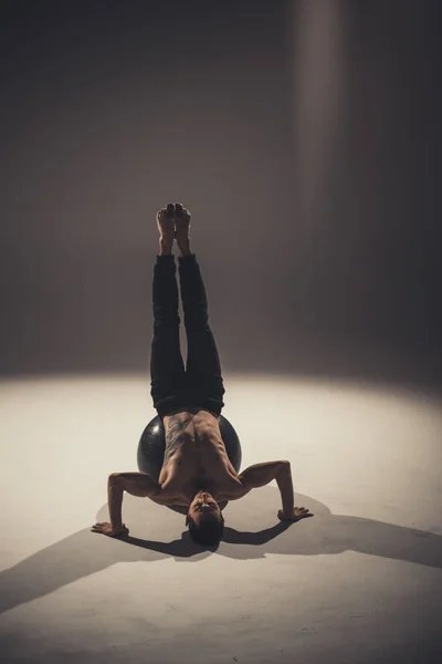 Junge Tänzerin Macht Übungen Und Posiert Mit Yoga Ball Studio — Stockfoto