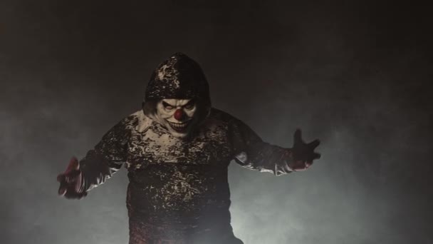 Страшный Клоун Капюшоне Позирует Туманном Фоне — стоковое видео