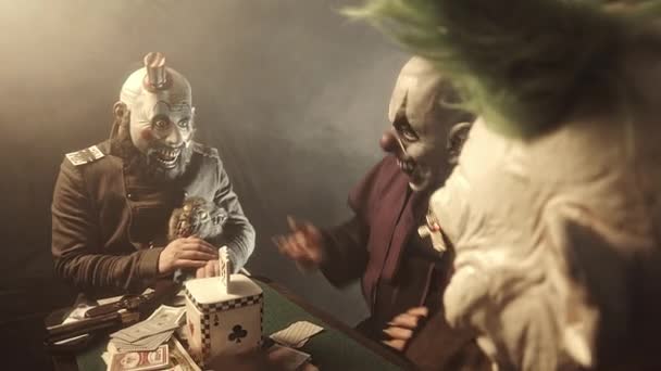 Τρομακτικό Κλόουν Κάθεται Στο Τραπέζι Και Παίζετε Πόκερ Για Χρήματα — Αρχείο Βίντεο