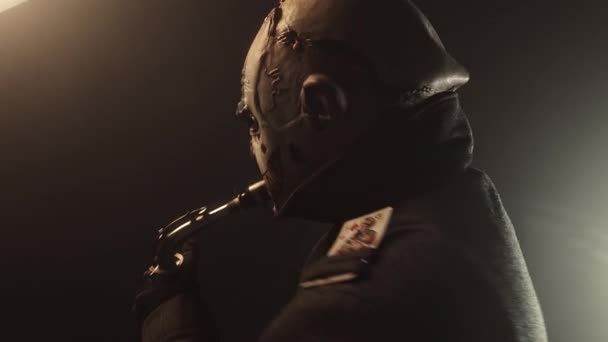 Aterrador Payaso Jugando Saxofón Contra Fondo Oscuro — Vídeo de stock
