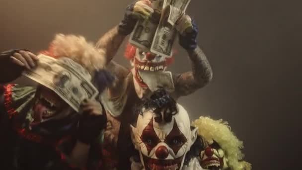 Evil Clowns Poseren Samen Met Contant Geld Tegen Donkere Achtergrond — Stockvideo