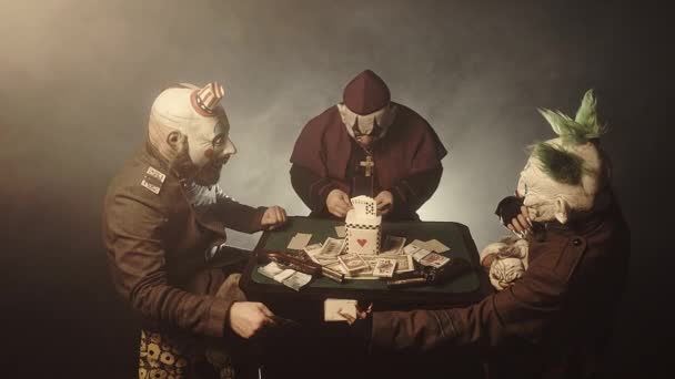 Eng Clowns Zittend Aan Tafel Spelen Van Poker Voor Geld — Stockvideo