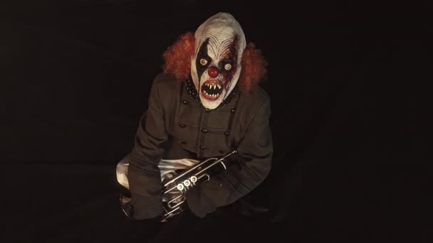 Läskig Clown Sitter Bredvid Trumpet Mot Dimmiga Bakgrund — Stockvideo