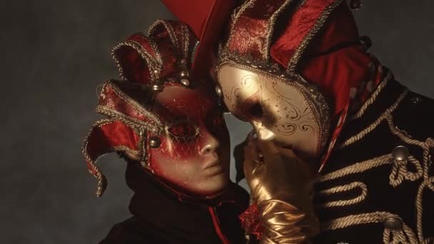 Homme Femme Costumes Vénitiens Masques Dansant Sur Fond Brumeux — Video