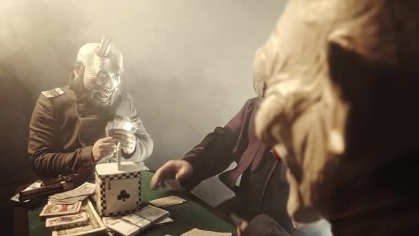Страшні Клоуни Сидять Столом Грають Покер Гроші Казино — стокове відео