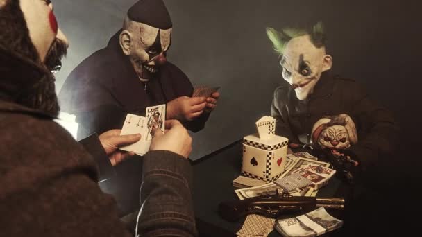 Clowns Effrayants Assis Table Jouer Poker Pour Argent Casino — Video