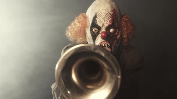 Enge Clown Spelen Trompet Tegen Mistige Achtergrond — Stockvideo