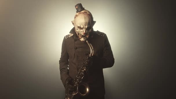 Clown Effrayant Jouer Sur Saxophone Sur Fond Sombre — Video