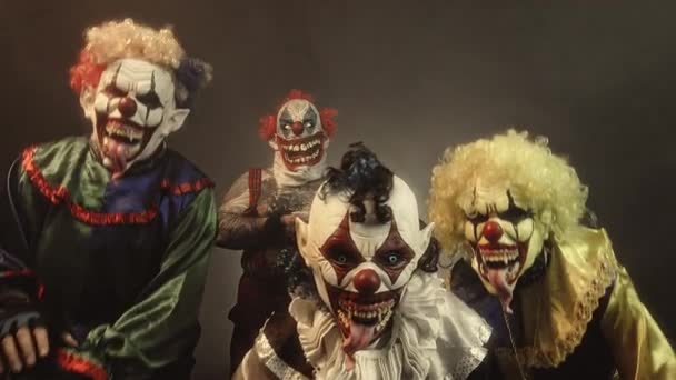 Evil Clowns Poseren Samen Met Contant Geld Tegen Donkere Achtergrond — Stockvideo