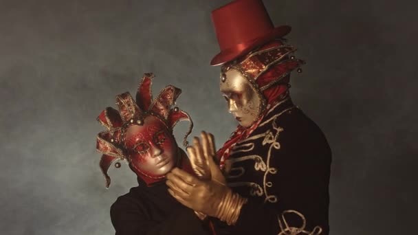 Мужчина Женщина Венецианских Костюмах Масках Танцуют Туманном Фоне — стоковое видео