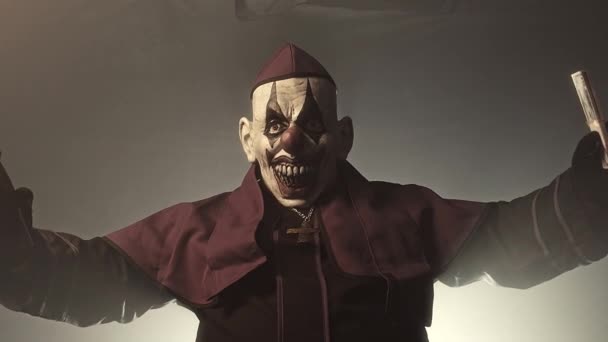 Prêtre Sombre Dans Effrayante Masque Clown Posant Avec Argent Arme — Video