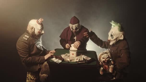 Payasos Aterradores Sentados Mesa Jugando Póquer Por Dinero Casino — Vídeo de stock