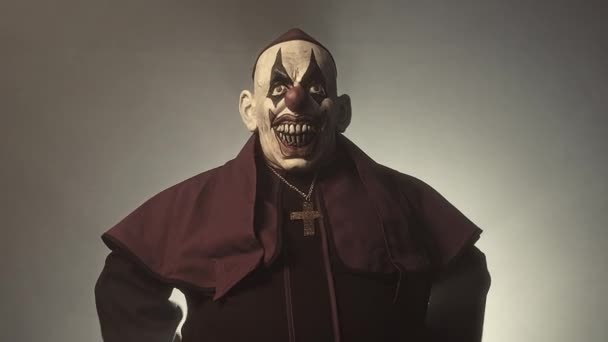 Sacerdote Scuro Maschera Clown Spaventoso Posa Con Soldi Pistola Contro — Video Stock