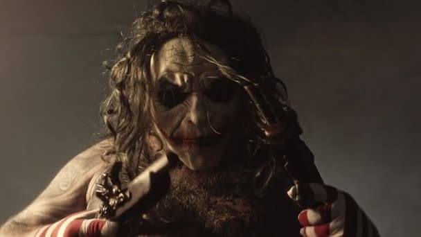 Tatuato Clown Spaventoso Posa Con Pistole Sullo Sfondo Nebbioso — Video Stock