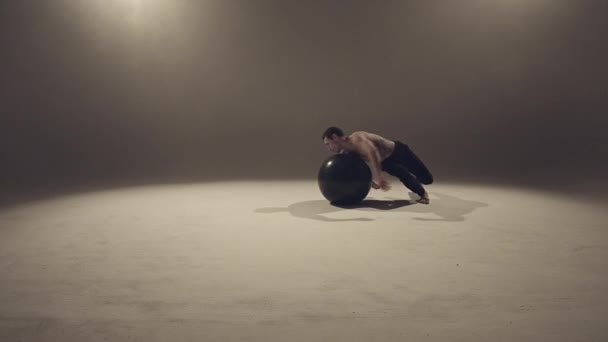 Jovem Dançarino Fazendo Exercícios Com Bola Ioga Estúdio — Vídeo de Stock