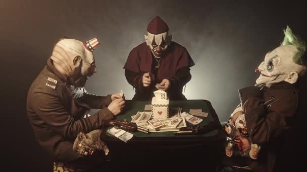 Eng Clowns Zittend Aan Tafel Spelen Van Poker Voor Geld — Stockvideo