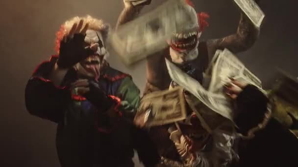 Evil Clowns Poseren Samen Met Contant Geld Tegen Donkere Achtergrond — Stockvideo