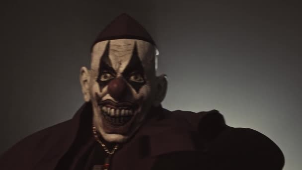 Mörka Präst Scary Clown Mask Poserar Med Pengar Och Pistol — Stockvideo