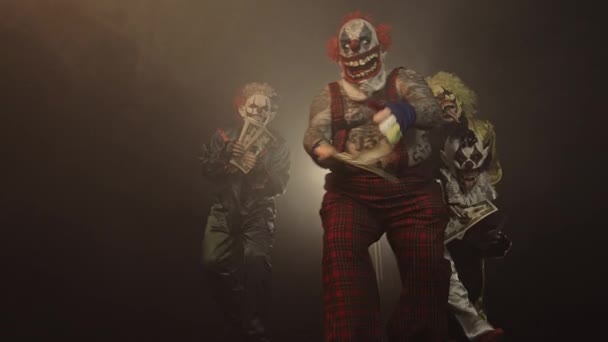 Evil Clowns Poseren Samen Met Contant Geld Tegen Donkere Achtergrond — Stockvideo