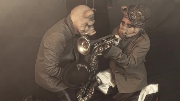 Eng Priester Met Mensen Varken Kostuums Poseren Met Muziekinstrumenten Samen — Stockvideo