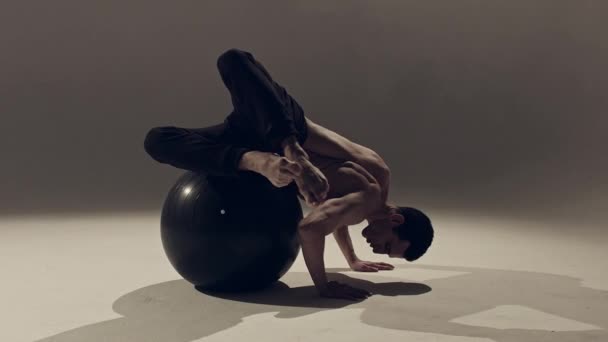 Giovane Ballerino Fare Esercizi Con Palla Yoga Studio — Video Stock