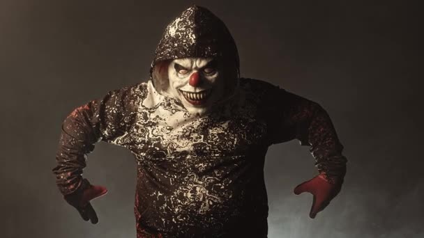 Страшний Клоун Капоті Позує Туманному Фоні — стокове відео