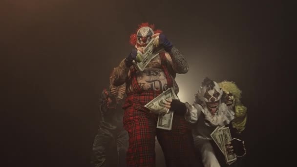 Злые Клоуны Позируют Вместе Наличными Темном Фоне — стоковое видео