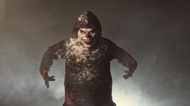 Страшный Клоун Капюшоне Позирует Туманном Фоне — стоковое видео