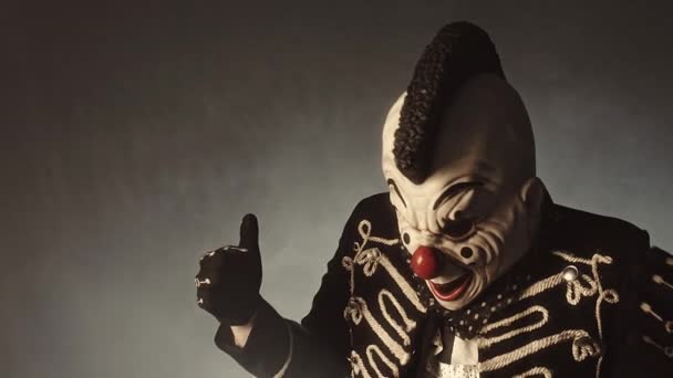 Enge Clown Dragen Jurk Vacht Poseren Tegen Mistige Achtergrond — Stockvideo