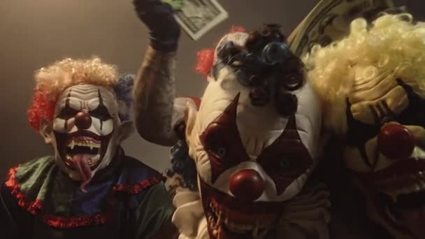 Clowns Maléfiques Posant Avec Argent Sur Fond Sombre — Video