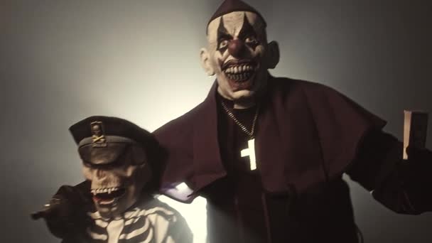 Donkere Priester Enge Clown Masker Skelet Jongen Poseren Met Geld — Stockvideo