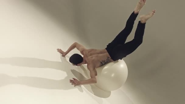 Νεαρός Άνδρας Χορευτής Κάνοντας Ασκήσεις Μπάλα Γιόγκα Στο Studio — Αρχείο Βίντεο