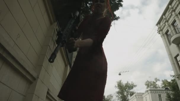 红头女吸血鬼射击士兵在街上 — 图库视频影像