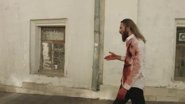 Couvert Sang Élégant Vampire Costume Marchant Sur Rue — Video