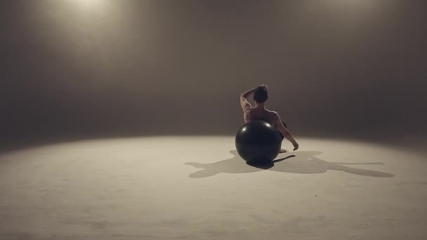 Ung Man Dansare Att Göra Övningar Med Yoga Boll Studio — Stockvideo
