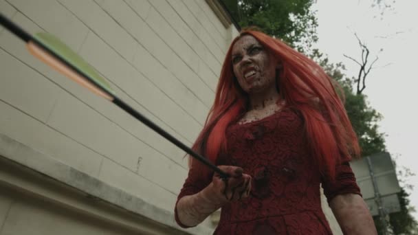 Червона Голова Жіночий Вампір Ловить Стрілу Арбалета — стокове відео