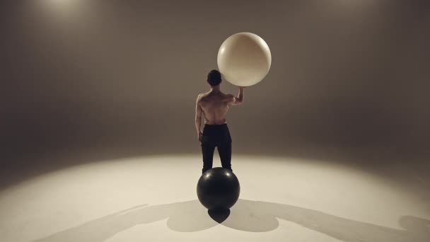 Young Man Dancer Posing Yoga Balls Studio — Stock Video