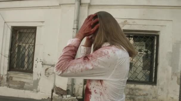 Blutverschmierter Vampir Anzug Läuft Auf Der Straße — Stockvideo