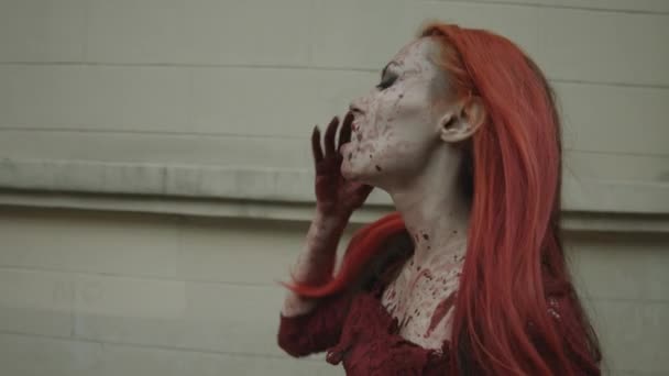 Рыжая Женщина Вампир Ходит Улице — стоковое видео
