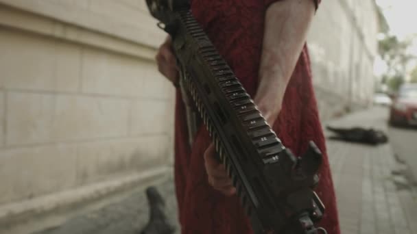 红头女吸血鬼扔武器在街上死去的士兵 — 图库视频影像
