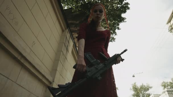 Roșu Cap Femeie Vampir Împușcare Soldat Stradă — Videoclip de stoc