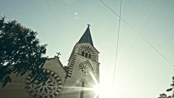 Niski Kąt Widzenia Zewnątrz Kościoła Pod Błękitne Niebo — Wideo stockowe