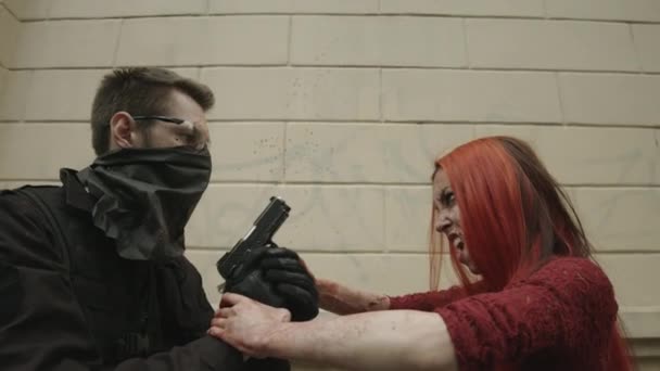 Рыжая Женщина Вампир Нападает Солдата Пистолетом — стоковое видео