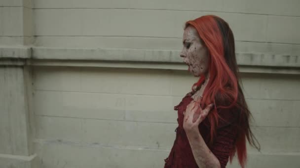 Roter Kopf Weiblicher Vampir Der Auf Der Straße Läuft — Stockvideo