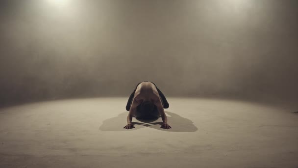 Jongeman Danser Maken Van Oefeningen Met Yoga Bal Studio — Stockvideo