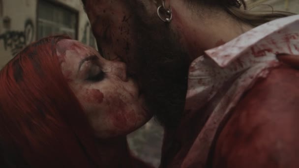 血の吸血鬼で覆われた2人は死体の間で街の通りでキス — ストック動画