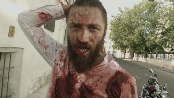 Sokakta Yürürken Takım Elbiseli Kan Şık Vampir Kaplı — Stok video