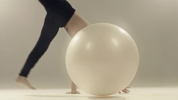 Ung Man Dansare Att Göra Övningar Med Yoga Boll Studio — Stockvideo